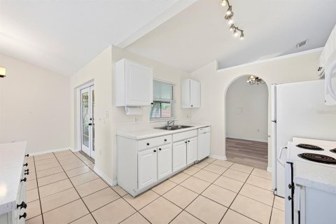House in Winter Garden, Florida 4 bedrooms, 172.15 sq.m. № 2393582 - photo 10