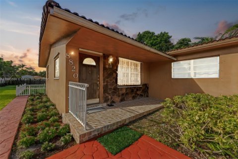 Propiedad comercial en venta en Miami, Florida, 337.05 m2 № 1945562 - foto 4