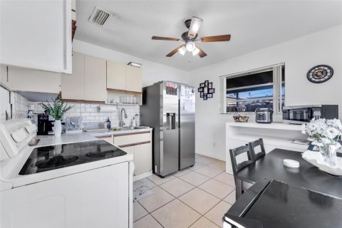 Propiedad comercial en venta en Miami, Florida, 337.05 m2 № 1945562 - foto 26