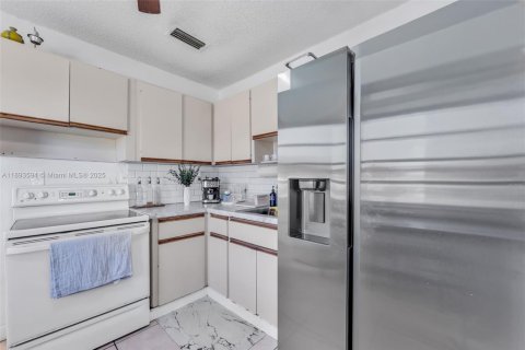 Propiedad comercial en venta en Miami, Florida, 337.05 m2 № 1945562 - foto 27