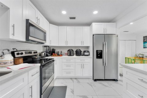 Propiedad comercial en venta en Miami, Florida, 337.05 m2 № 1945562 - foto 11