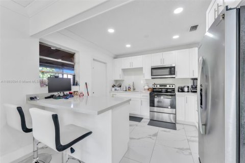 Propiedad comercial en venta en Miami, Florida, 337.05 m2 № 1945562 - foto 10