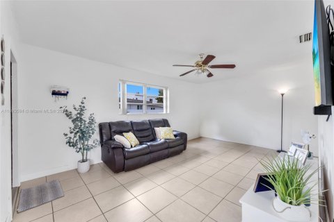 Propiedad comercial en venta en Miami, Florida, 337.05 m2 № 1945562 - foto 18