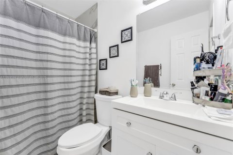 Propiedad comercial en venta en Miami, Florida, 337.05 m2 № 1945562 - foto 15