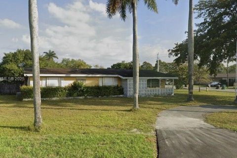 House in Dania Beach, Florida 4 bedrooms, 158.68 sq.m. № 1857040 - photo 1