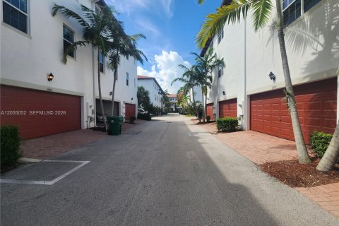 Townhouse in Miramar, Florida 3 bedrooms, 178.28 sq.m. № 2171772 - photo 20