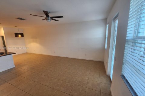 Townhouse in Miramar, Florida 3 bedrooms, 178.28 sq.m. № 2171772 - photo 11