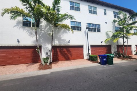 Townhouse in Miramar, Florida 3 bedrooms, 178.28 sq.m. № 2171772 - photo 21
