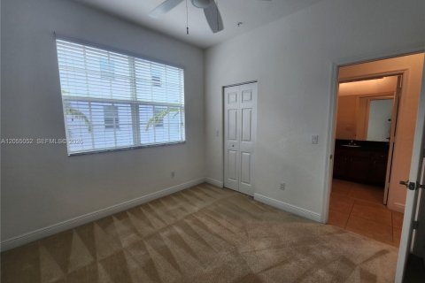Townhouse in Miramar, Florida 3 bedrooms, 178.28 sq.m. № 2171772 - photo 13