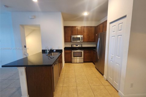Townhouse in Miramar, Florida 3 bedrooms, 178.28 sq.m. № 2171772 - photo 9