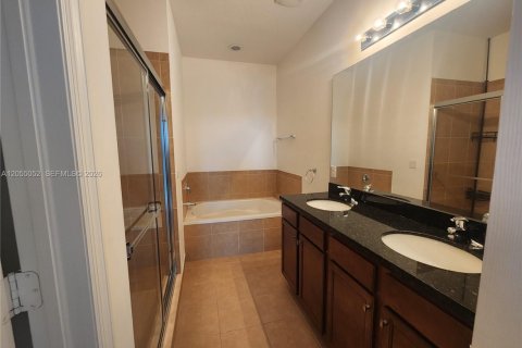 Townhouse in Miramar, Florida 3 bedrooms, 178.28 sq.m. № 2171772 - photo 16