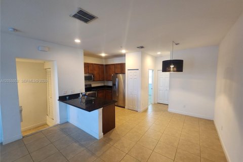 Townhouse in Miramar, Florida 3 bedrooms, 178.28 sq.m. № 2171772 - photo 7