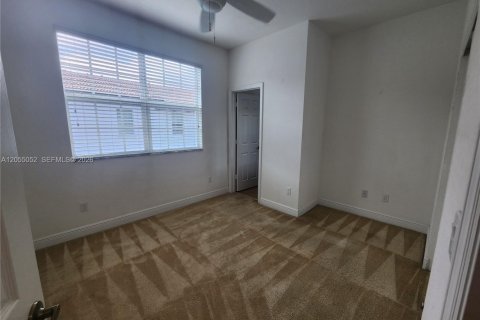 Townhouse in Miramar, Florida 3 bedrooms, 178.28 sq.m. № 2171772 - photo 17