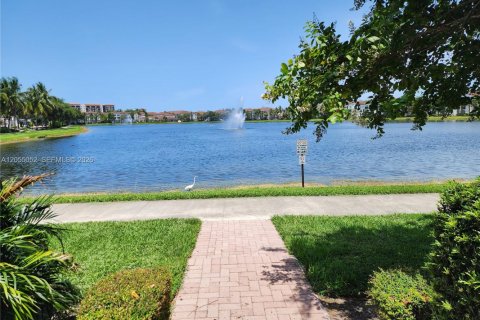 Townhouse in Miramar, Florida 3 bedrooms, 178.28 sq.m. № 2171772 - photo 2