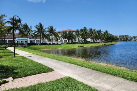 Townhouse in Miramar, Florida 3 bedrooms, 178.28 sq.m. № 2171772 - photo 3
