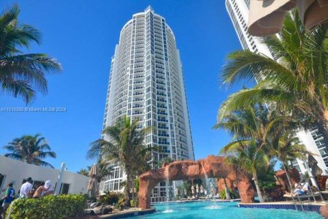 Condominio en venta en Sunny Isles Beach, Florida, 51.19 m2 № 1960096 - foto 3