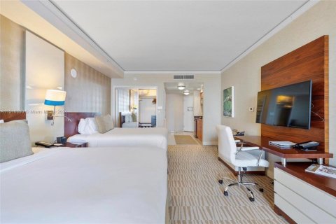 Condominio en venta en Sunny Isles Beach, Florida, 51.19 m2 № 1960096 - foto 12