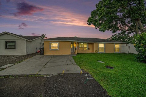 House in Tampa, Florida 4 bedrooms, 154.78 sq.m. № 1829467 - photo 5