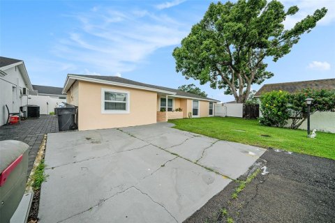 House in Tampa, Florida 4 bedrooms, 154.78 sq.m. № 1829467 - photo 7
