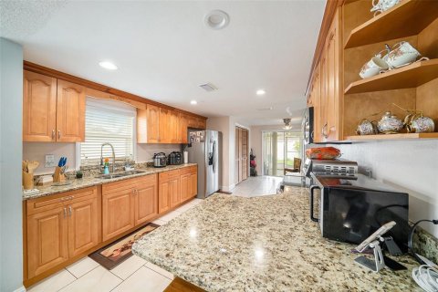 House in Tampa, Florida 4 bedrooms, 154.78 sq.m. № 1829467 - photo 12