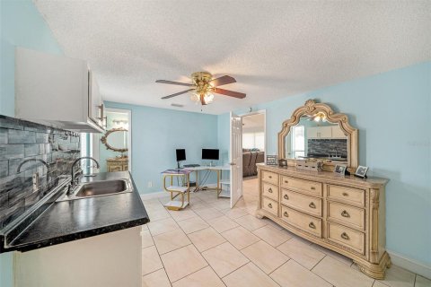 House in Tampa, Florida 4 bedrooms, 154.78 sq.m. № 1829467 - photo 16