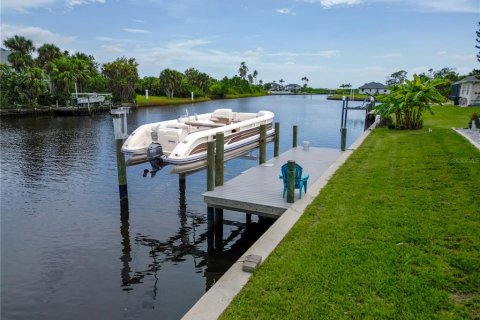 Casa en venta en Port Charlotte, Florida, 4 dormitorios, 210.7 m2 № 1796566 - foto 2