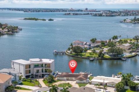 House in Saint Petersburg, Florida 3 bedrooms, 228.91 sq.m. № 2349661