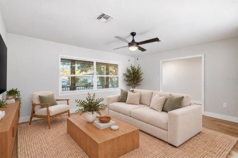 House in Orlando, Florida 4 bedrooms, 193.79 sq.m. № 2431209 - photo 5