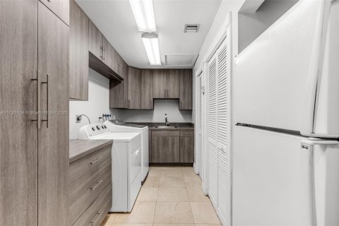 Villa ou maison à vendre à Miami, Floride: 6 chambres, 475.29 m2 № 1480762 - photo 19