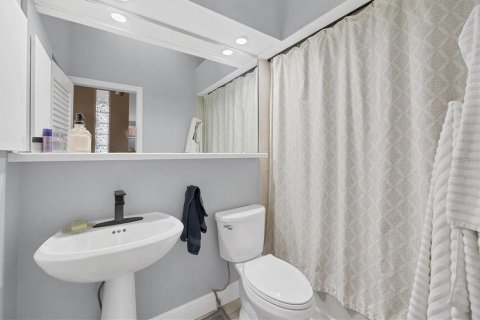 Townhouse in Sarasota, Florida 2 bedrooms, 144.37 sq.m. № 2167733 - photo 8