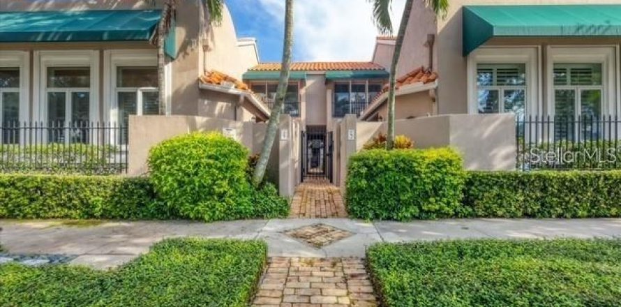Townhouse in Sarasota, Florida 2 bedrooms, 144.37 sq.m. № 2167733