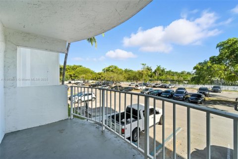 Купить кондоминиум в Майами, Флорида 1 спальня, 76.74м2, № 1871850 - фото 12