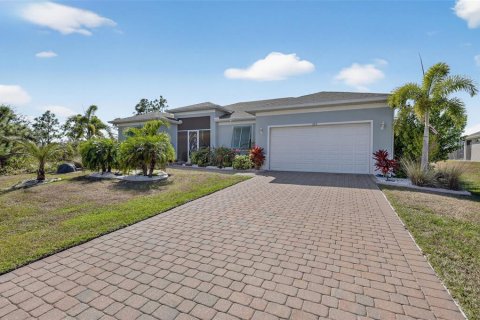 Casa en Port Charlotte, Florida 3 dormitorios, 184.5 m2 № 2115048