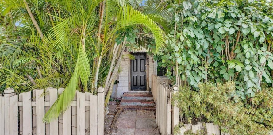 Коммерческая недвижимость в Холливуд, Флорида 83.15м2 № 1974443