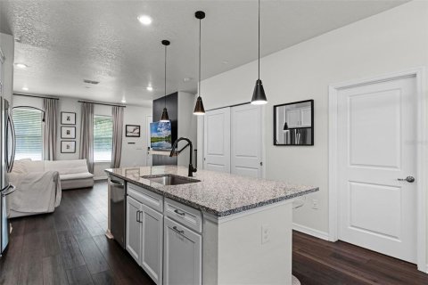 Townhouse in Oakland, Florida 2 bedrooms, 136.75 sq.m. № 1914144 - photo 12