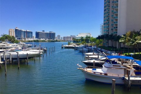 Condominio en alquiler en Aventura, Florida, 3 dormitorios, 169.45 m2 № 2026062 - foto 18