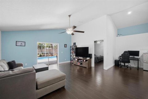 House in Apollo Beach, Florida 3 bedrooms, 144 sq.m. № 2231470 - photo 8
