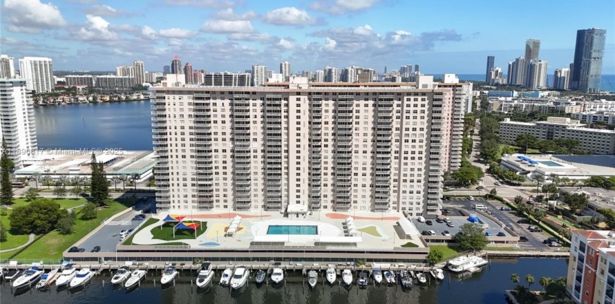 Condo à Sunny Isles Beach, Floride, 2 chambres  № 1948207