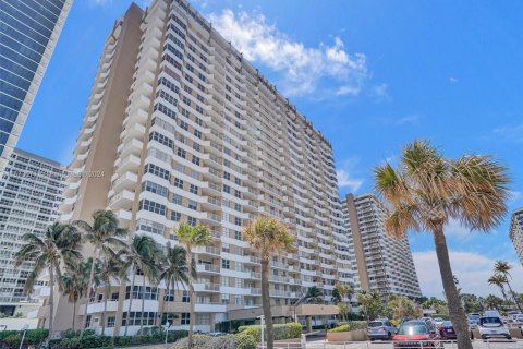 Condo in Hallandale Beach, Florida, 2 bedrooms  № 1713441 - photo 30