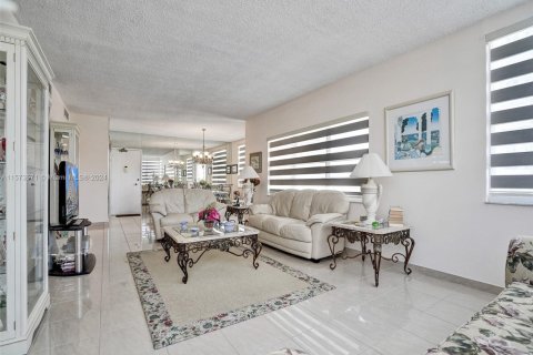 Condo in Hallandale Beach, Florida, 2 bedrooms  № 1713441 - photo 6