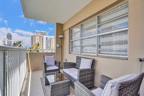 Condo in Hallandale Beach, Florida, 2 bedrooms  № 1713441 - photo 11