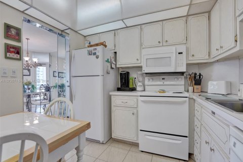 Condo in Hallandale Beach, Florida, 2 bedrooms  № 1713441 - photo 9