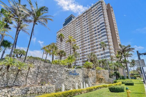 Condo in Hallandale Beach, Florida, 2 bedrooms  № 1713441 - photo 3