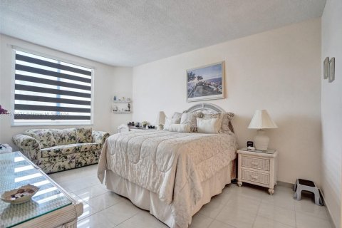 Condo in Hallandale Beach, Florida, 2 bedrooms  № 1713441 - photo 18