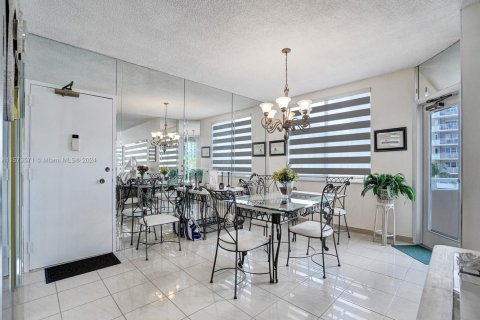 Condo in Hallandale Beach, Florida, 2 bedrooms  № 1713441 - photo 8