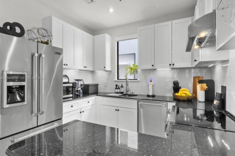 Condominio en venta en South Miami, Florida, 3 dormitorios, 176.7 m2 № 1998654 - foto 7