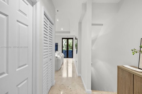 Condominio en venta en South Miami, Florida, 3 dormitorios, 176.7 m2 № 1998654 - foto 2