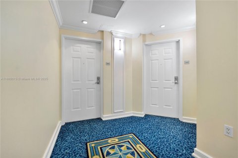 Condo in Fort Lauderdale, Florida, 2 bedrooms  № 1897368 - photo 2