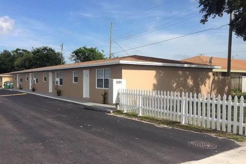 Commercial property in Riviera Beach, Florida 287.9 sq.m. № 2194743