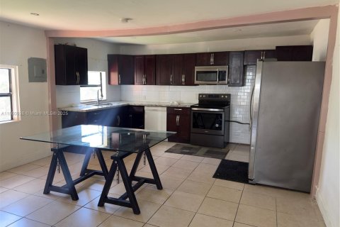 Casa en alquiler en Miami, Florida, 3 dormitorios, 235.51 m2 № 1889245 - foto 6